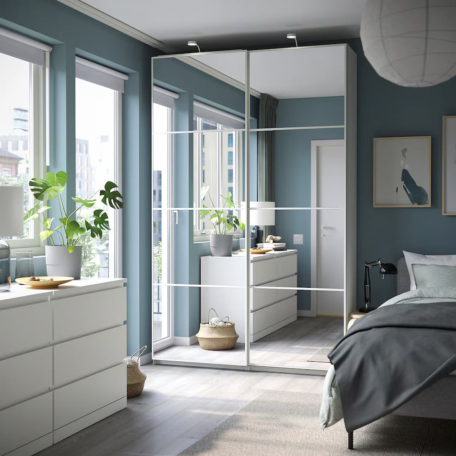 Armoire moderne avec portes coulissantes en miroir
