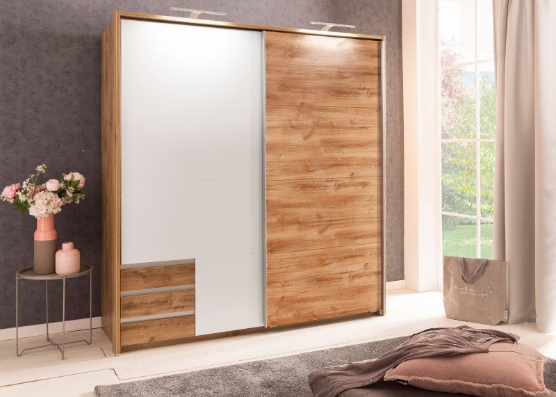 Armoire a portes coulissantes élégante et fonctionnelle