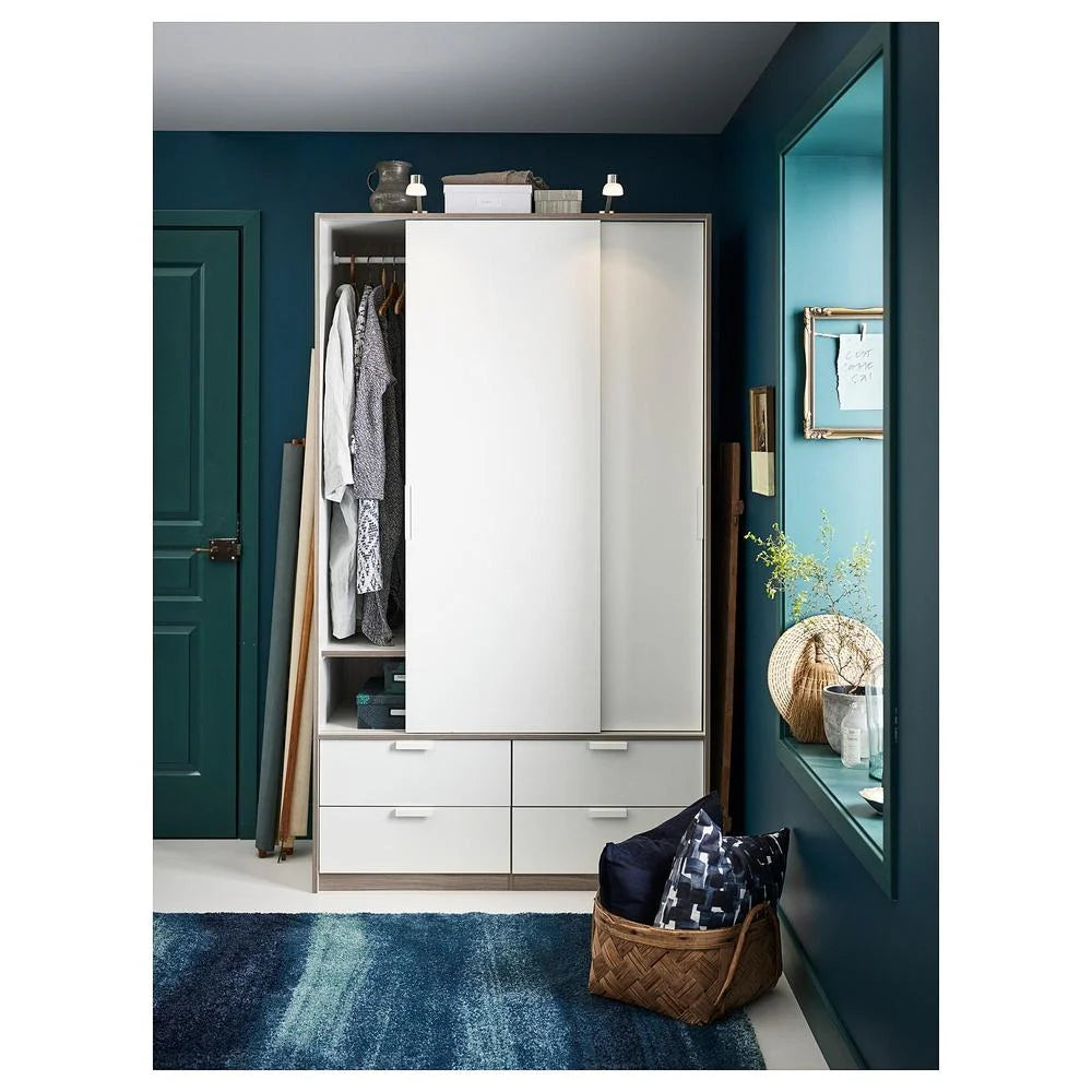 Armoire à portes coulissantes 4 tiroirs élégante et fonctionnelle