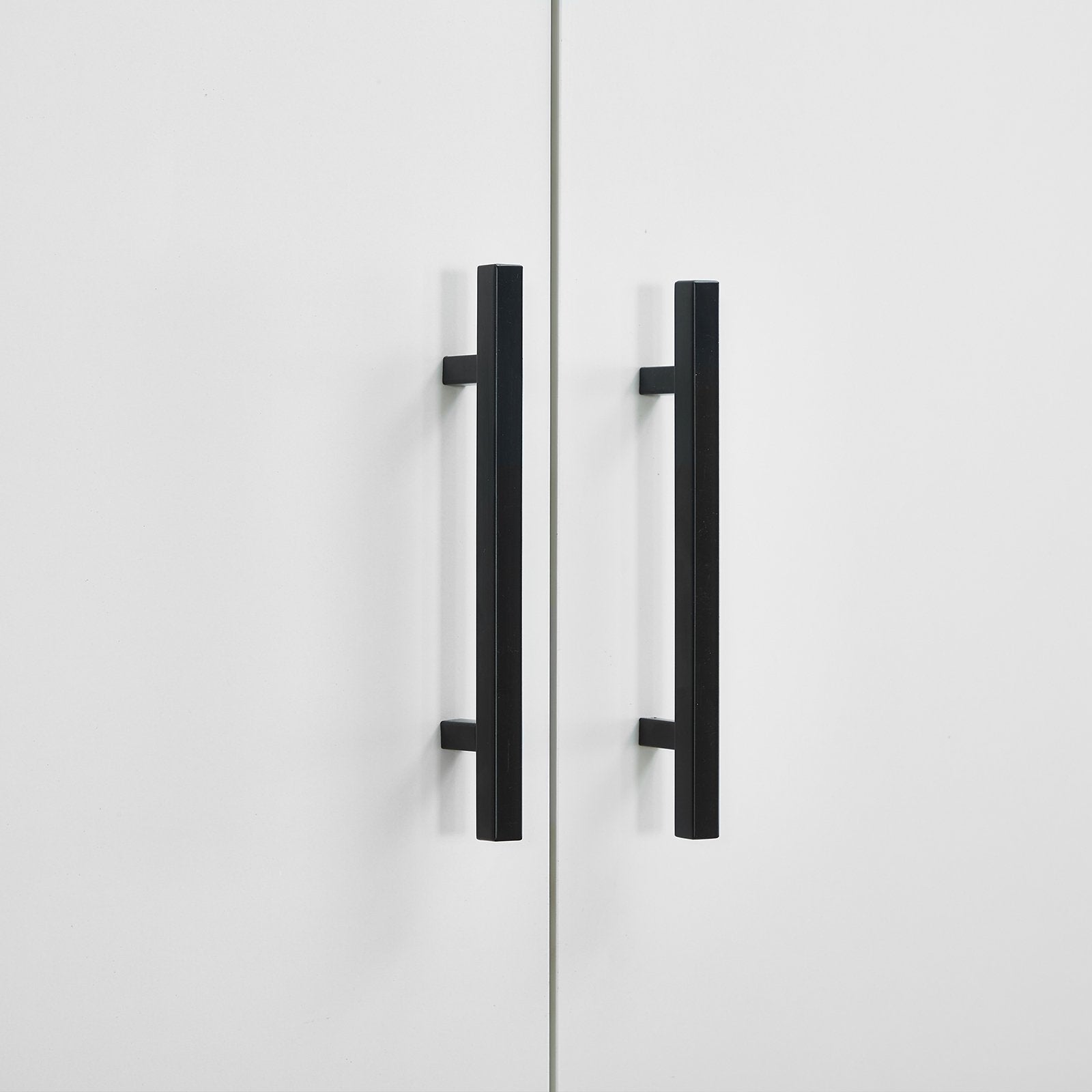 Armoire 4 Portes 4 tiroirs sur mesure élégante et fonctionnelle