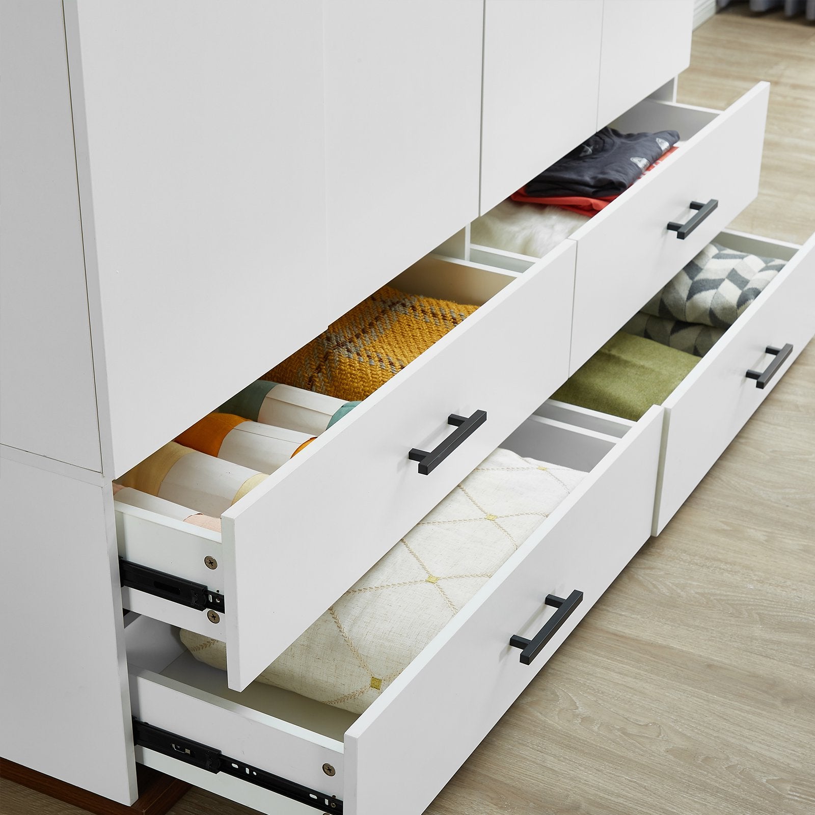 Armoire 4 Portes 4 tiroirs sur mesure élégante et fonctionnelle