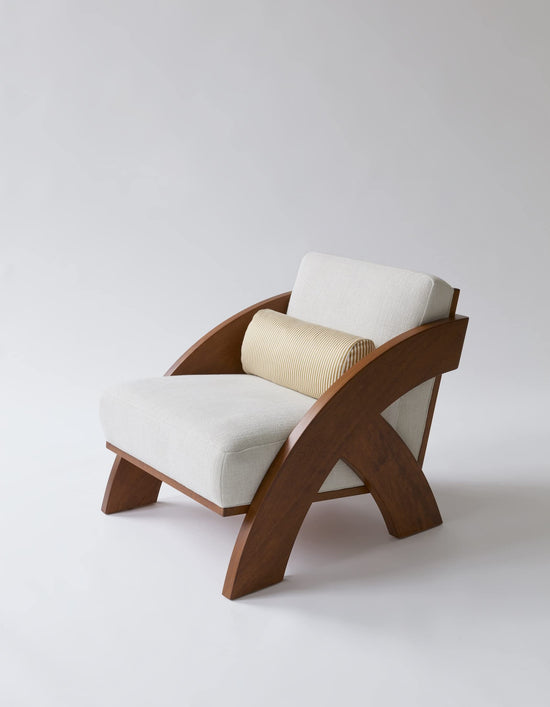 Fauteuil design en bois avec coussins blancs