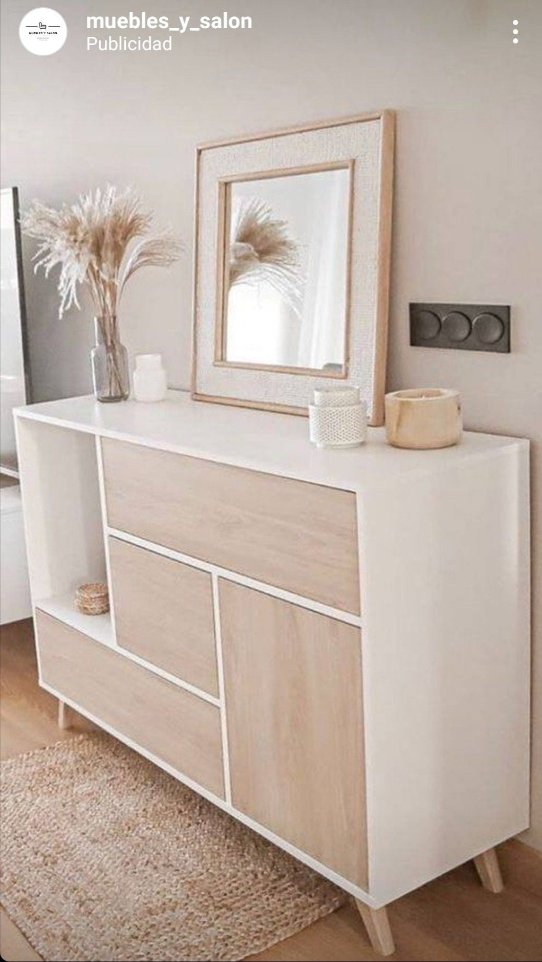 Buffet moderne en bois avec portes blanches