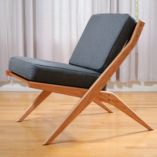 Chaise moderne en bois et tissu gris
